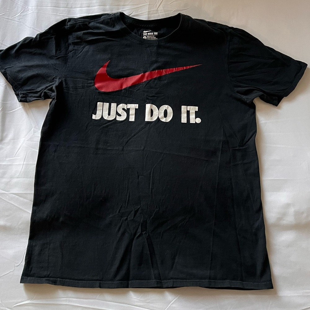 NIKE ATHLETIC CUT GRAPHIC T